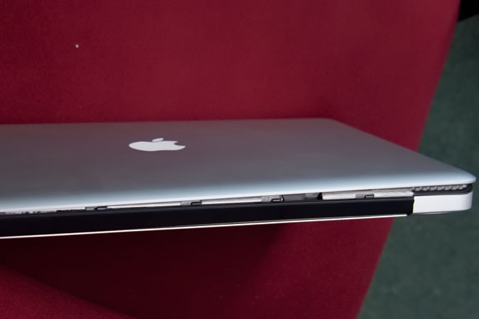 価格.com - Apple MacBook Pro 2400/15.4 MB470J/A marcy0さん  のクチコミ掲示板投稿画像・写真「ヒンジ部(蝶番)の破損」[220184]