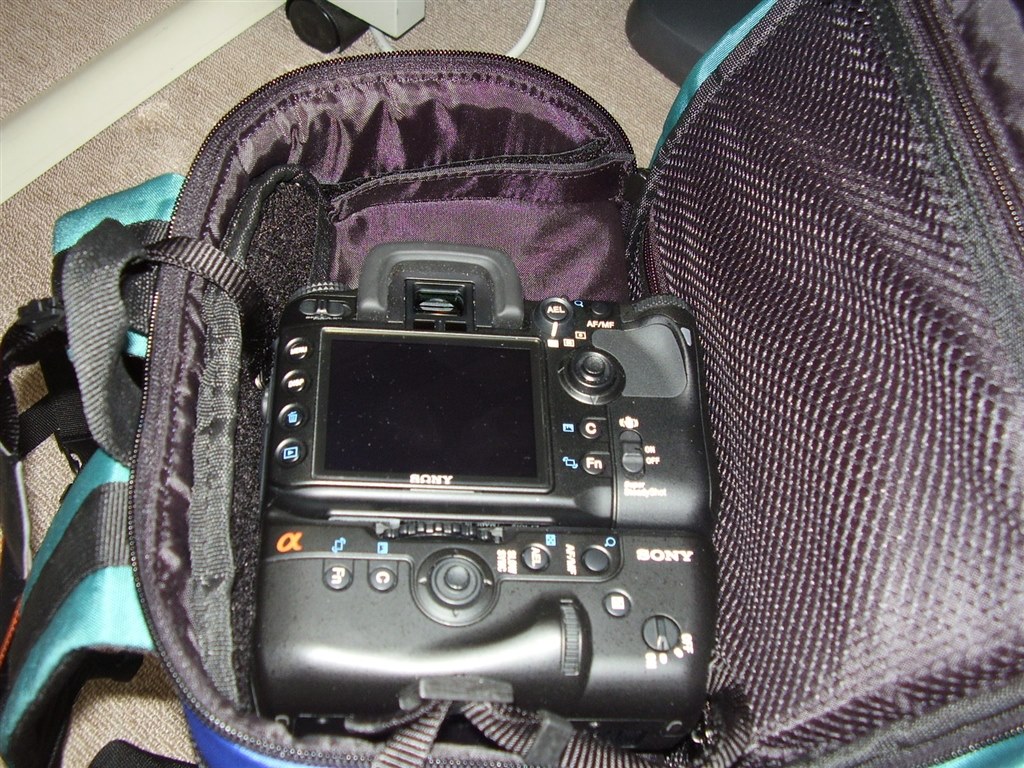 縦位置グリップを付けたときの収納方法について。』 SONY α700 DSLR