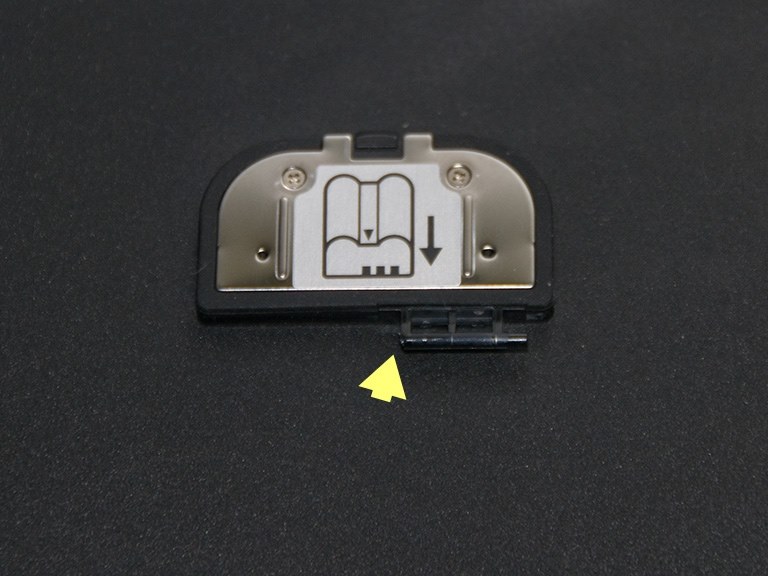 電池キャップが破損！でもニコンでよかった』 ニコン D300 ボディ の