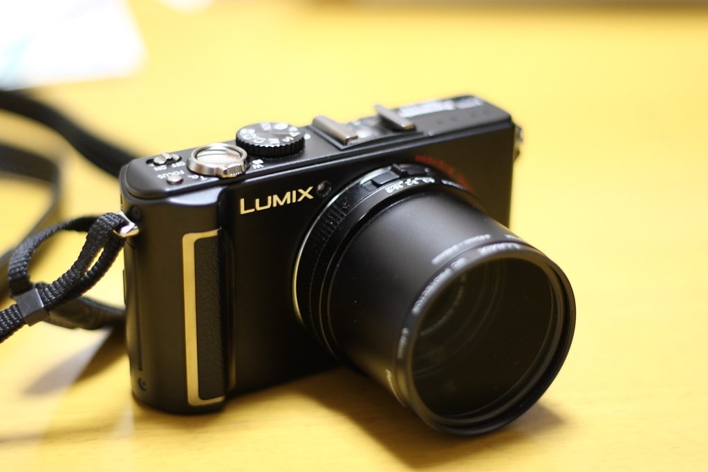 パナLX3とリコーGRD2では、どちらのほうが良いカメラですか 