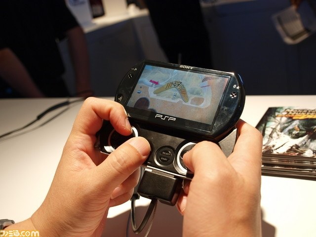 PSP Go正式発表、11月1日発売・2万6800円 MGS、バイオ新作も』 SIE PSP