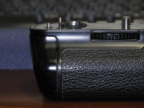 バッテリホルダー飛び出し?』 CANON EOS-1V HS ボディ の バッテリホルダー飛び出し?』 CANON EOS-1V HS ボディ の