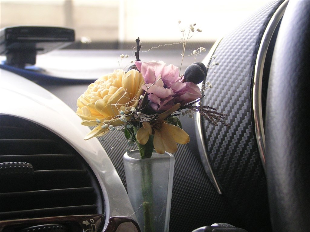 なぜダッシュボードに「一輪挿し」で花を活けた？ 170年にわたる