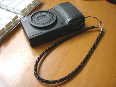 RICOH GR DIGITAL III 美品 本体とバッテリー、ストラップ RICOH GR III(GR3)】純正バッテリーと純正ストラップを購入