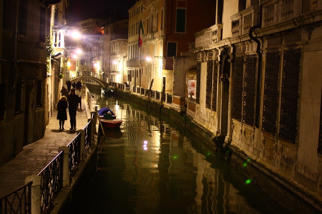 暗い場所で撮ると画面に濃い緑の斑点が写るのですが Canon Eos Kiss X2 ダブルズームキット のクチコミ掲示板 価格 Com