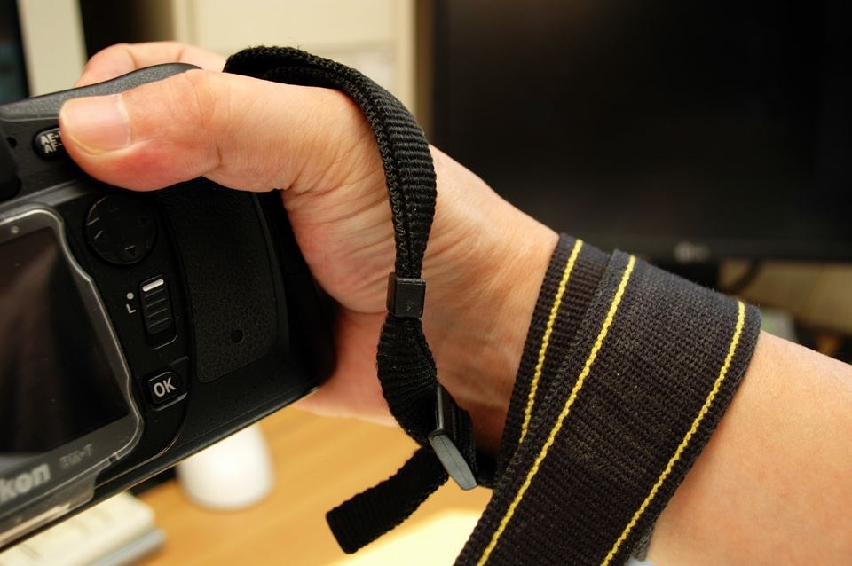 ストラップを片手に巻く方法』 ニコン D700 ボディ のクチコミ掲示板