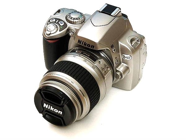 使用少ない Nikon D40 シルバー 新型ズーム付き-