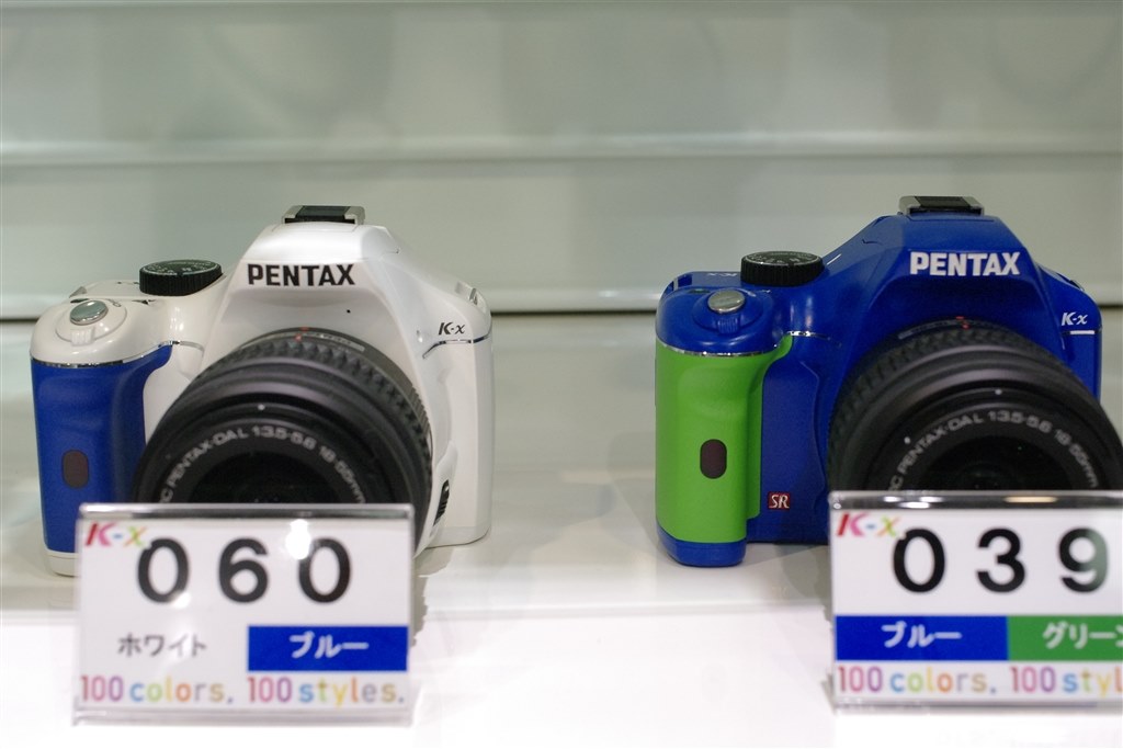 ★希少カラー 極上品★ PENTAX K-r 白×青 シャッター1692回 ペンタックス PENTAX K-01 レンズキット [ホワイト×ブルー] 価格比較