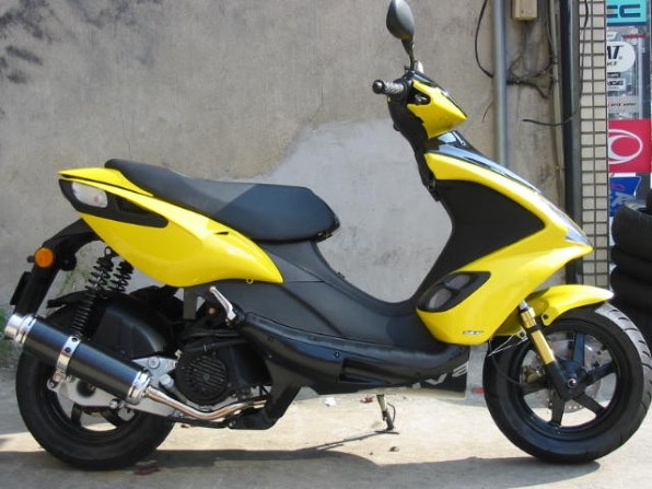 素晴らしいエンジン。  Adiva R125 イタリアンスポーツバイク。 バッテリーは新品です。 エンジンオイルは新品です。 フロントタイヤはほぼ新品です。 フロントディスクブレーキ付き。 リアディスクブレーキ付き。 サイドスタンド付き。  21887キロメートル。キャブレターのオーバーホールが完了しました。  ◆安い価格で安心して乗れる良いバイクを提供しています。 ADIVA R125