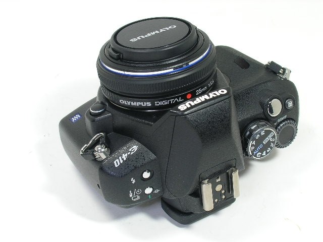 フードとキャップ』 オリンパス ズイコーデジタル 25mm F2.8 の