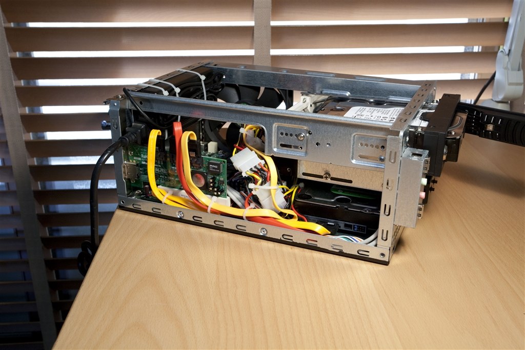 4台のハードディスクはいりました(^^)』 ファスト A-ITX-200P300 の