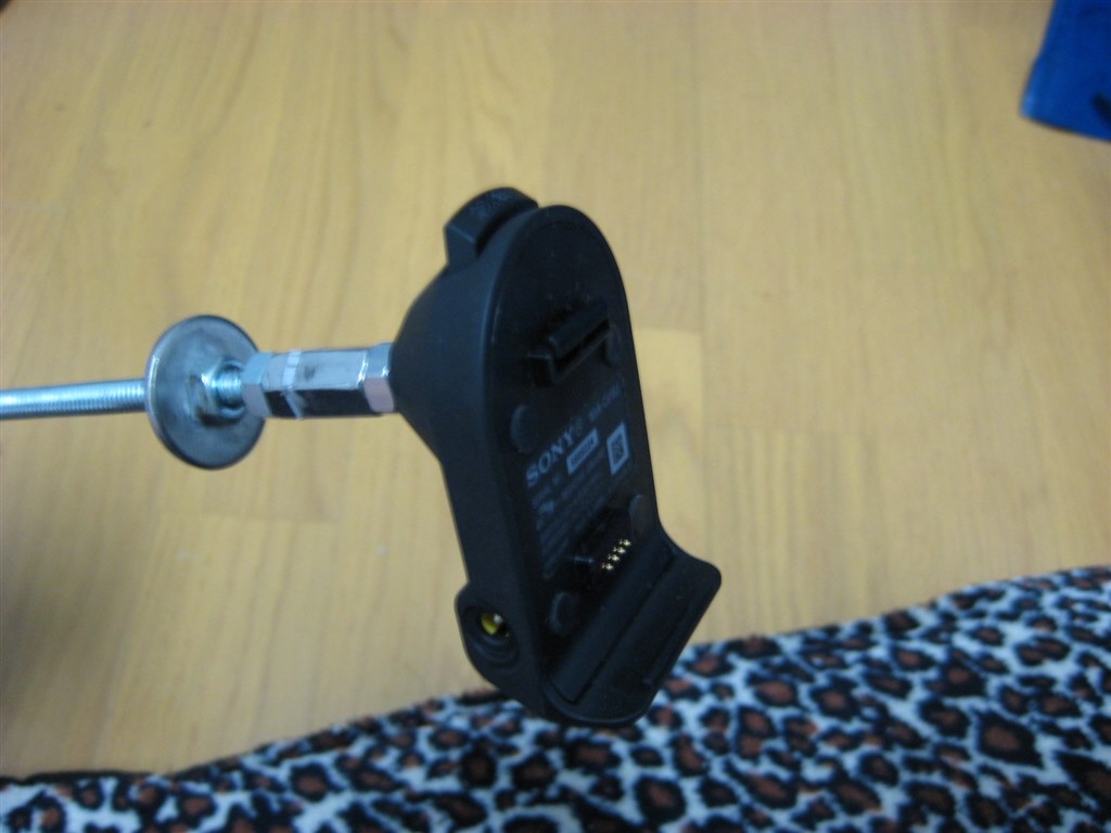 付属のクレードルを加工してバイクに取り付けてみました