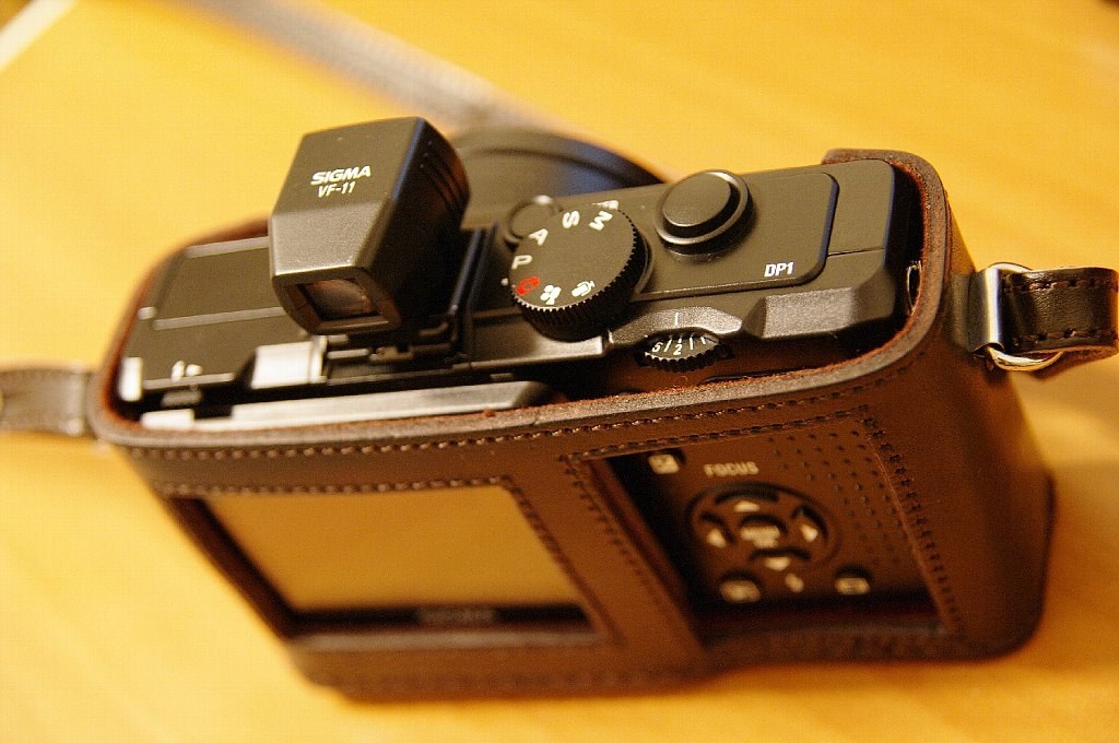 SIGMA DP1本体とソフトケースなどアクセサリー一式 SIGMA DP1、DP1s、DP1x、DP2、DP2s、DP2x用アクセサリー群、販売開始 デジタルカメラ