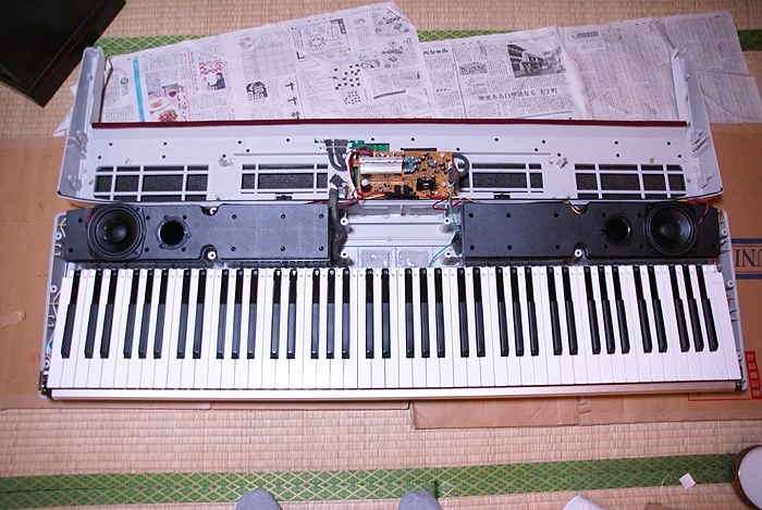 中を空けてみました。』 KORG SP-250 WS [ホワイト・シルバー] のクチコミ掲示板 - 価格.com