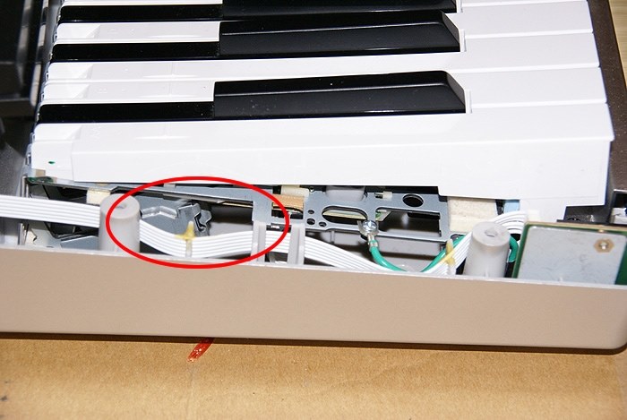 中を空けてみました。』 KORG SP-250 WS [ホワイト・シルバー